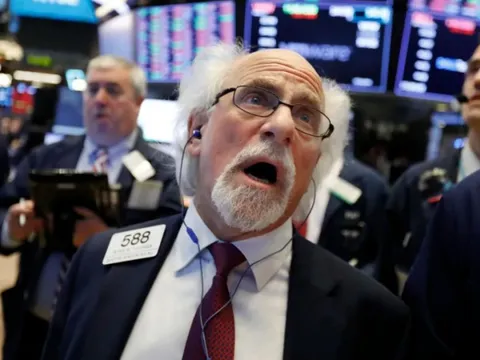 Phố Wall bán tháo, Dow Jones “bay” hơn 1.200 điểm sau báo cáo lạm phát