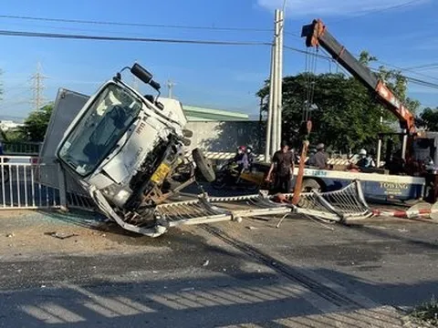 Bình Thuận: Xe tải lật chắn ngang trên quốc lộ, kẹt xe nhiều giờ