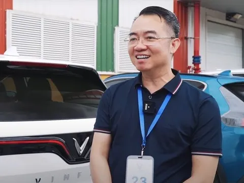 Người đã mua 4 xe VinFast đi nhận VF 8: 'Đây là giây phút lịch sử của ngành ô tô Việt Nam'