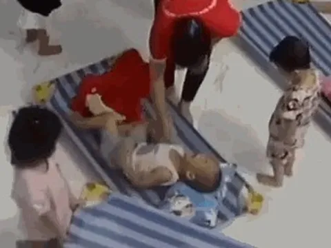 CLIP: Phản cảm cảnh nữ bảo mẫu mầm non lôi trẻ đang ngủ dậy