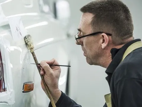 Người duy nhất vẽ từng đường kẻ Rolls-Royce: 5 năm khổ luyện, tay không vẽ đường thẳng 6m