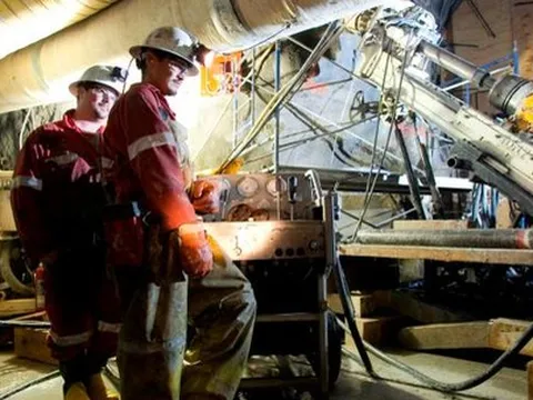 Giá 'bánh vàng' uranium tăng lên mức cao nhất