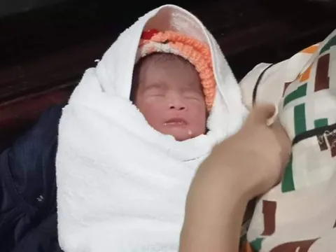 Bé gái còn nguyên dây rốn bị bỏ rơi trước cổng chùa Xuân Lư