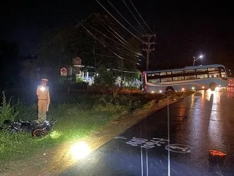 Bình Thuận:Xe khách lọt xuống lề đường sau va chạm với xe máy