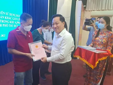 Trao sổ cho 22 hộ dân có đất bị thu hồi trong khu 4,3 ha KĐTM Thủ Thiêm