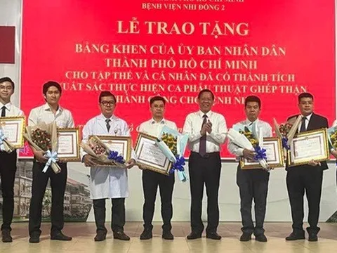Khen thưởng nhóm y bác sĩ lần đầu tiên ghép thận trẻ em thành công từ người cho chết não