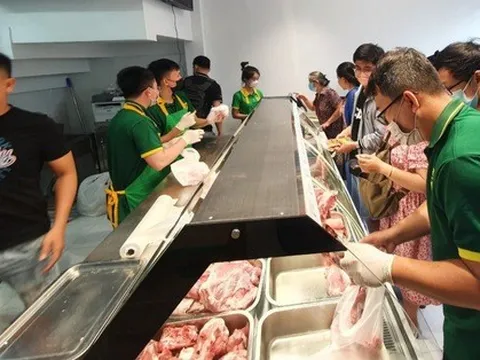 Mới bán khai trương ở TP.HCM, thịt heo ăn chuối của 'bầu' Đức đã 'cháy hàng'