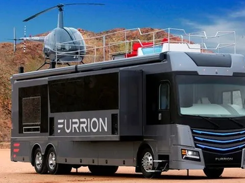 Nhà di động hơn 50 tỉ đồng có ‘sân thượng’ chứa bồn tắm và sân bay đáp trực thăng