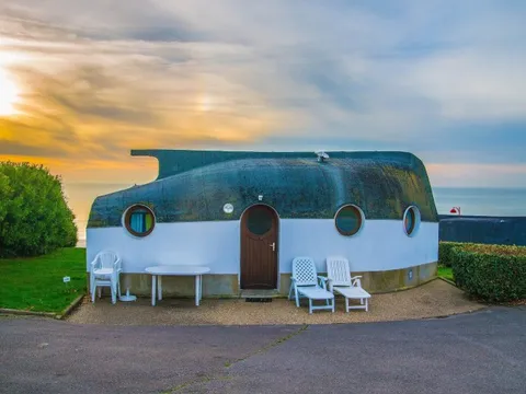 Khám phá làng chài ven biển nước Pháp, nơi những ngôi nhà mang hình dạng thuyền úp ngược cực độc đáo