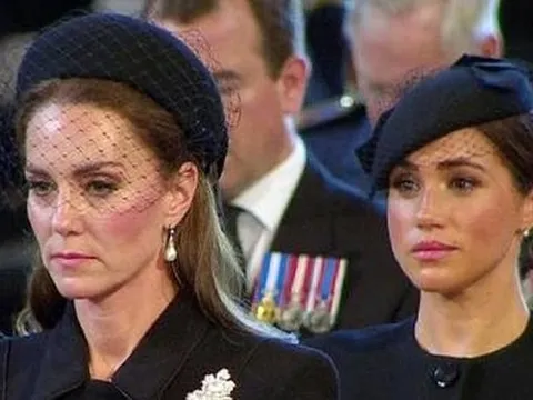 Tại sao ngọc trai luôn là món nữ trang không thể thiếu trong tang lễ Hoàng gia?