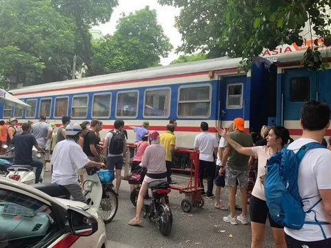 Chụp ảnh ở phố cà phê đường tàu, du khách nước ngoài bị tai nạn