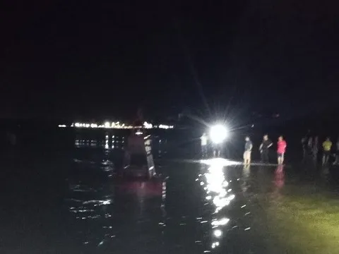 Hai học sinh bị sóng biển cuốn mất tích