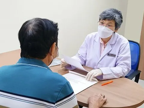 Da đầu trắng xóa kỳ lạ sau khi nhuộm tóc: Bác sĩ chỉ ra nguyên nhân không ngờ tới