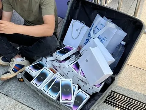 Trong khi iPhone 14 liên tục cháy hàng, dân buôn Việt cố gom từng đơn một thì tại đây, máy được bán như mớ rau ngay trên vỉa hè