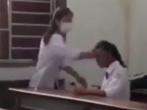 Clip: Nữ sinh lớp 10 bị bạn cùng lớp tát liên tiếp trong lớp học