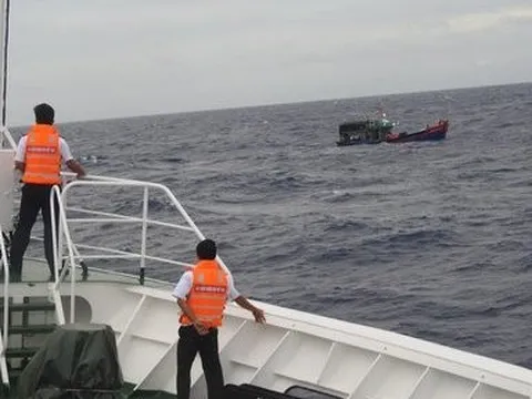 Tàu 473 lai kéo tàu cá bị hỏng máy về đảo Song Tử Tây sửa chữa