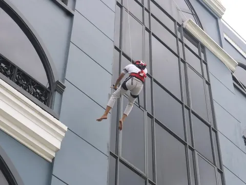 Cận cảnh diễn tập cháy quán karaoke ở TP HCM