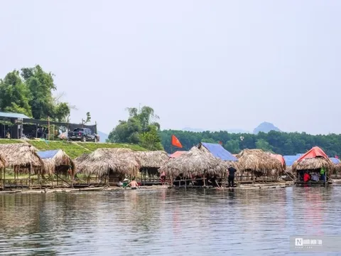 Hòa Bình: Bè nứa cắm trại phủ kín mặt sông Bôi