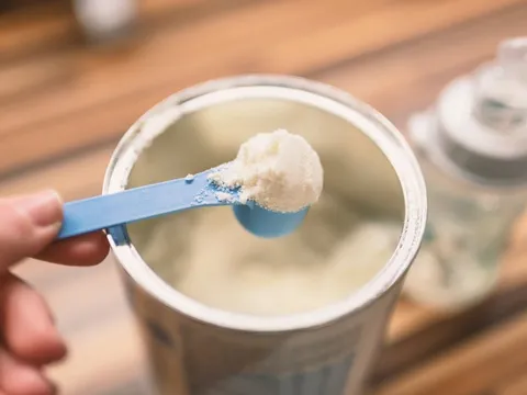 Thị trường sữa bột: 2 ngôi vị top đầu Vinamilk và Abbott chứng kiến sự "đe doạ" từ một cái tên mới nổi