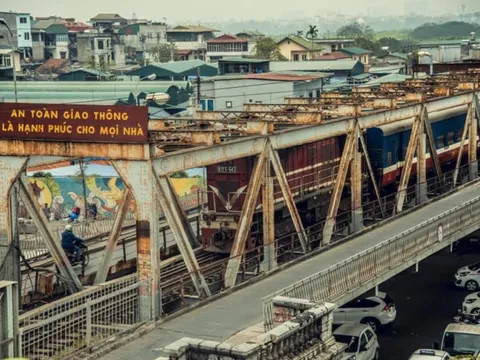 Chẳng cần đến sát đường ray, có những nơi khác ở Hà Nội có thể ngắm tàu hỏa chạy an toàn hơn
