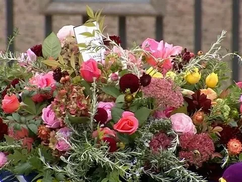 Ý nghĩa những bông hoa Vua Charles III chọn đặt trên linh cữu Nữ hoàng Anh