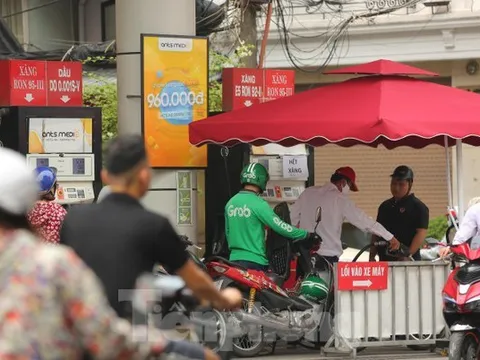 Hà Nội: Loạt điểm bán treo biển hết xăng, nhiều cột bơm đột nhiên lăn ra... 'ốm'