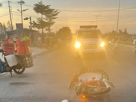 Quảng Nam: Ô tô khách tông mạnh kéo lê xe máy gần 50m