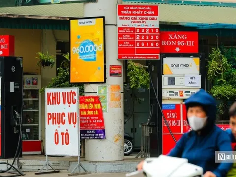 Trước giờ điều chỉnh giá, cây xăng treo biển hết hàng và bảo dưỡng