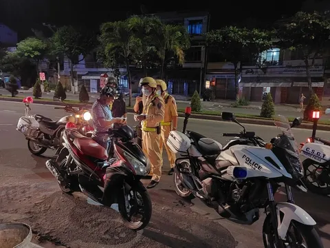 Bị đo nồng độ cồn, “ma men” định vò nát kết quả nhưng bất thành