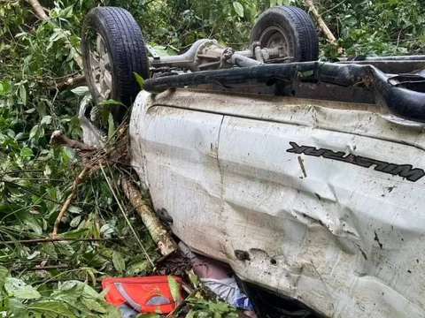 Xe ôtô bán tải lao xuống vực sâu, 3 người thương vong