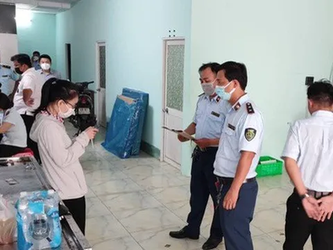 Thành viên Công ty Trình Nhi tại TP.HCM bị kiểm tra, chỉ mỗi cô công nhân tiếp đoàn