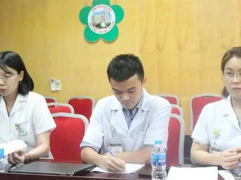 Nữ sinh viên năm thứ 2 nhập viện do "cuồng yêu"