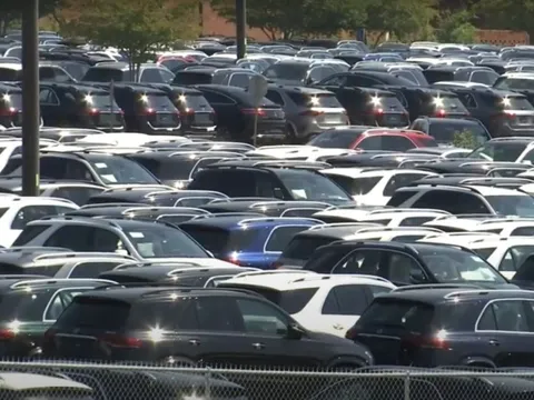 Thiếu chip, hàng nghìn chiếc Mercedes-Benz mới toanh ‘chôn chân’ ở sân bay