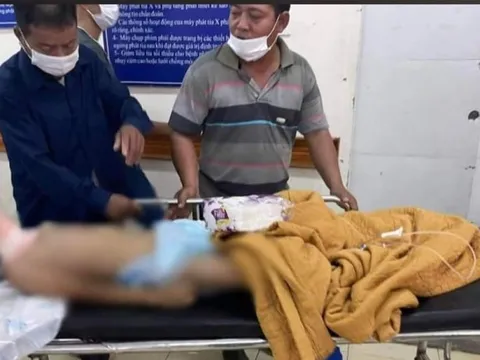 Ngã từ lan can tầng 2 xuống đất, nam sinh lớp 3 nguy kịch