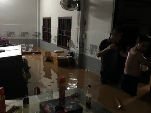 Nước lũ tràn về giữa đêm, nhiều hộ dân bị mắc kẹt