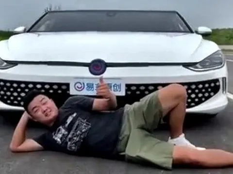 TikToker độ xe rộng gấp đôi: Ngồi 5 người cùng lúc trên 1 hàng ghế