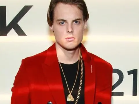 Người thừa kế của đế chế cá hồi Na Uy: 19 tuổi được tặng cả khối tài sản khổng lồ, không hổ "con tỷ phú lại làm tỷ phú"