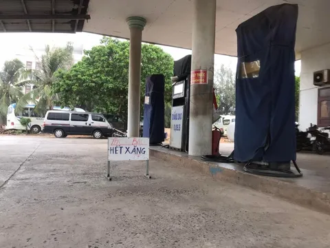 Cửa hàng đồng loạt treo bảng "hết xăng", người dân đảo Phú Quý lo ngại