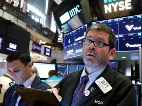 Dow Jones giảm 500 điểm sau khi Fed công bố tăng lãi suất