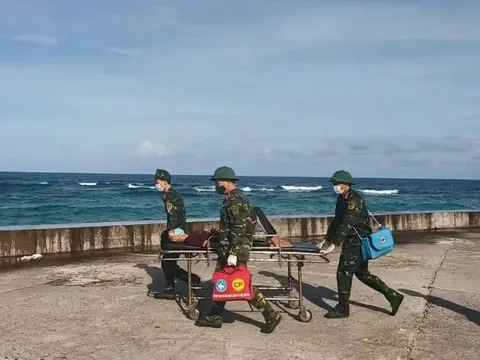 Bệnh xá đảo Song Tử Tây cấp cứu ngư dân bị tai nạn lao động trên biển