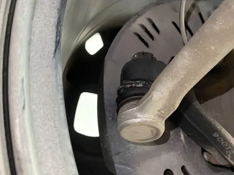 Xe bị xì mỡ rotuyn thước lái có nguy hiểm?