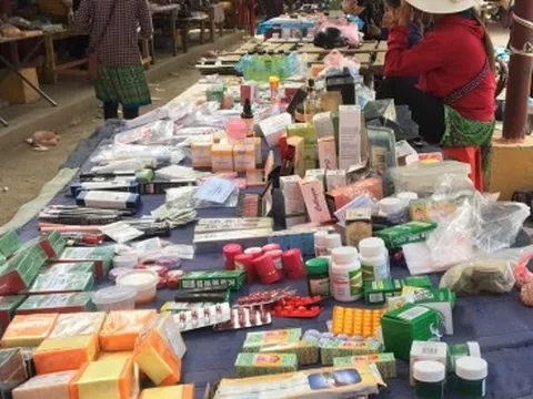Thuốc tân dược bày bán la liệt trên các sạp tại chợ phiên vùng cao