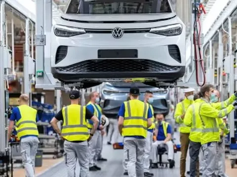 Loạt công ty sản xuất pin Trung Quốc ồ ạt tiến vào châu Âu, các ông lớn tại EU liệu có bắt kịp trong cuộc đua xe điện?