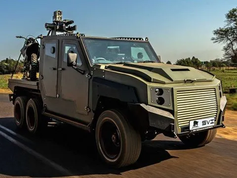 Toyota Land Cruiser độ 6 bánh, bọc thép, có cả máy phóng tên lửa đánh chặn