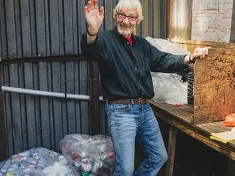 Thu nhập sốc từ nghề nhặt ve chai: Kiếm cả nghìn USD mỗi ngày