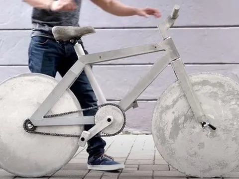 Xe đạp làm hoàn toàn từ bê tông, nặng hơn 130kg nhưng vẫn chạy tốt