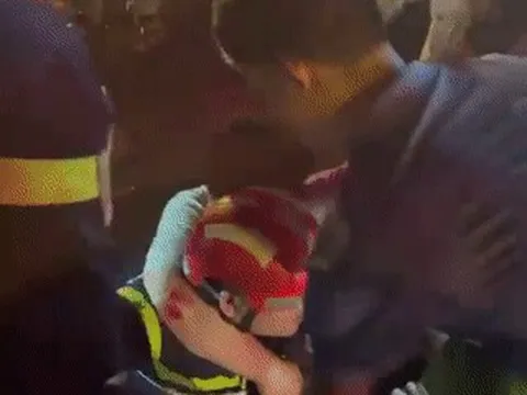 Người đàn ông đi xe máy lọt xuống cống giữa đêm, vùng vẫy kêu cứu