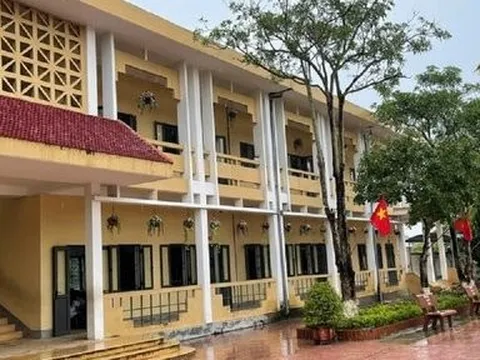 Một học sinh lớp 3 nguy kịch vì ngã từ tầng 2 trường học xuống đất