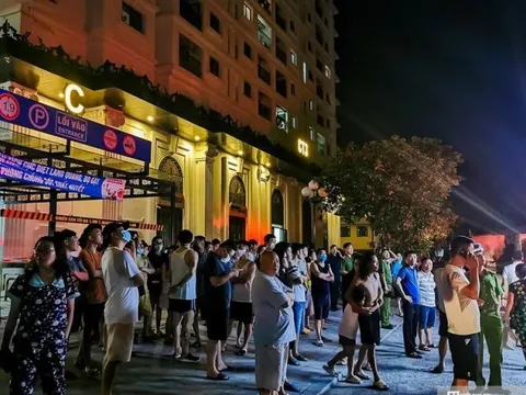 Hà Nội: Chung cư cháy lớn, người dân hoảng hốt tháo chạy trong đêm