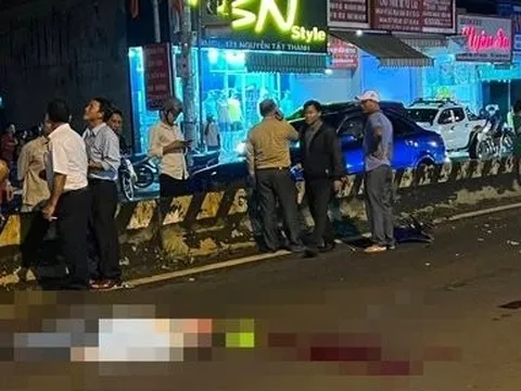 Clip: Đang đi bộ qua đường, người đàn ông bị xe ô tô tông tử vong